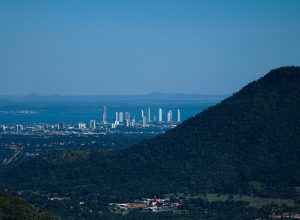 Cidade combina belezas naturais, eventos e infraestrutura planejada para atrair visitantes o ano inteiro